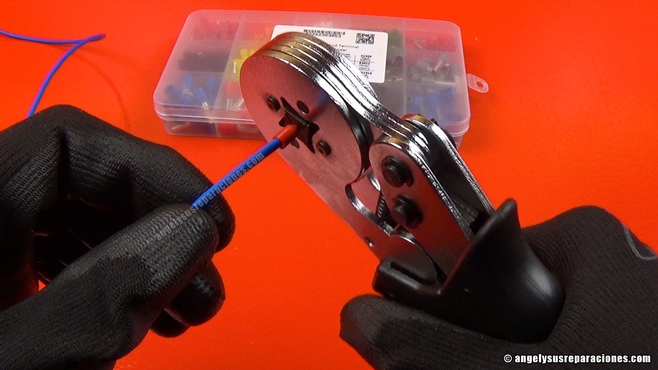 Crimpadora de punteras HSC8 6-4B crimpando puntera cable 1mm2