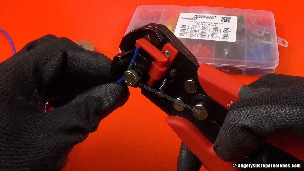 Pelando cable con pelacables automatico