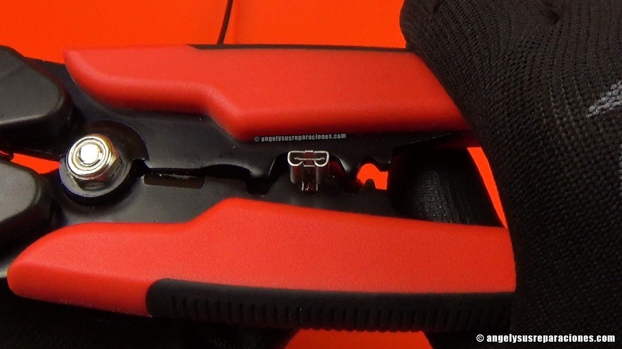 Crimpando terminal faston con pelacables automatico
