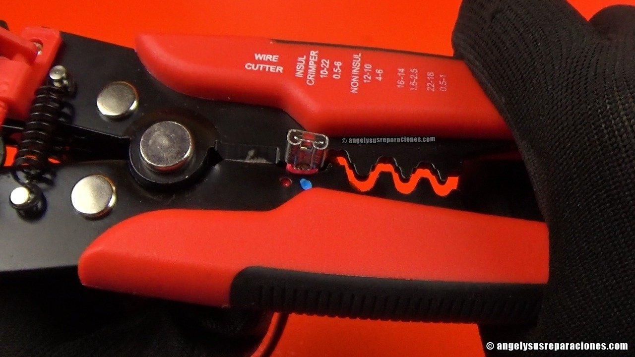 Crimpando terminal rojo con el pelacables