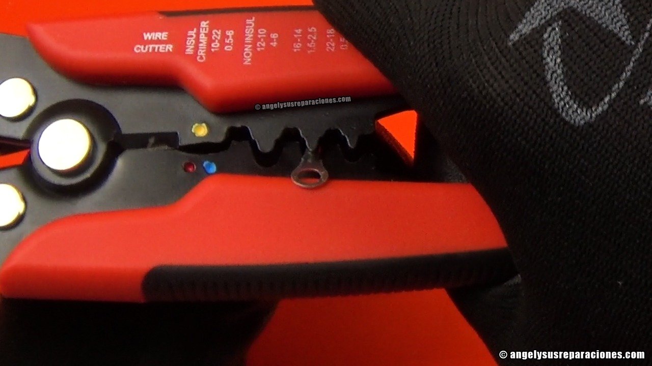 Intentando crimpar un terminal de barril cerrado con el pelacables